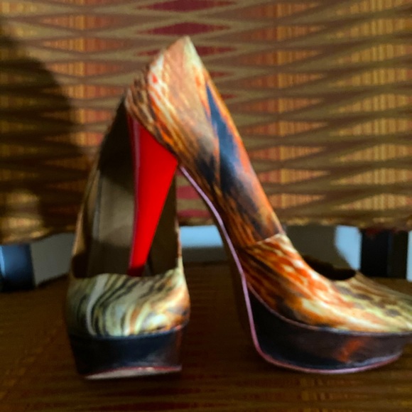 The Perfect “Night Out” Pumps - Picture 1 of 5